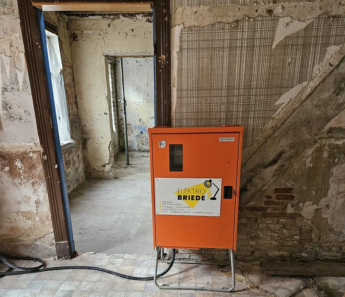 Orangefarbener Baustromverteiler von Elektro Briede im Rohbau