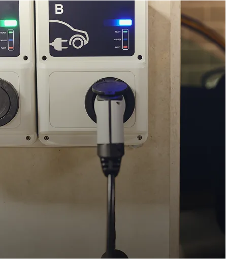 Ladestation mit eingestecktem Stecker für ein Elektroauto