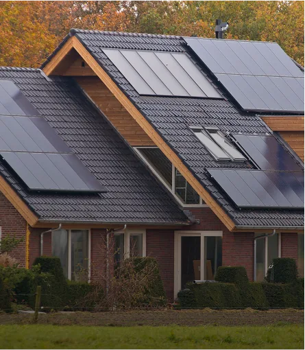Klinkerhaus mit Solarmodulen auf mehreren Dachflächen