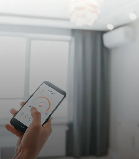 Hand steuert das Licht über eine Smartphone-App