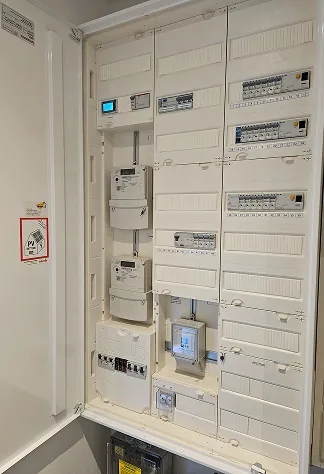 Neu verdrahteter Zählerschrank mit Stromzählern und Sicherungen
