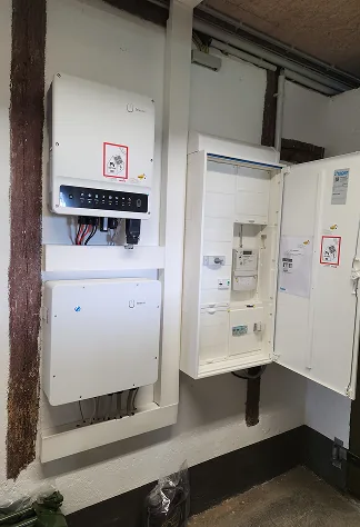 Wechselrichter und Speicher neben einem geöffneten Zählerschrank