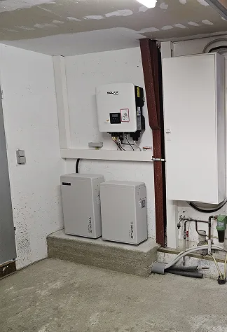 Wechselrichter und zwei Batteriespeicher in einem Hauswirtschaftsraum