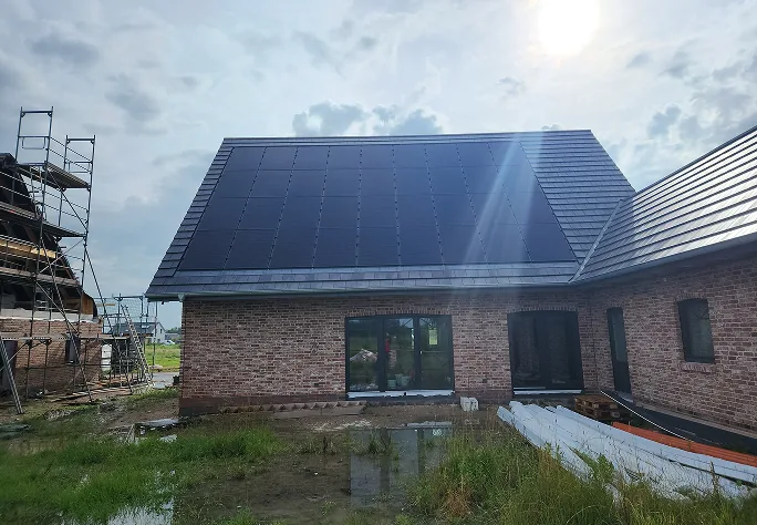 Neubau mit vollflächiger Photovoltaikanlage auf dem Dach