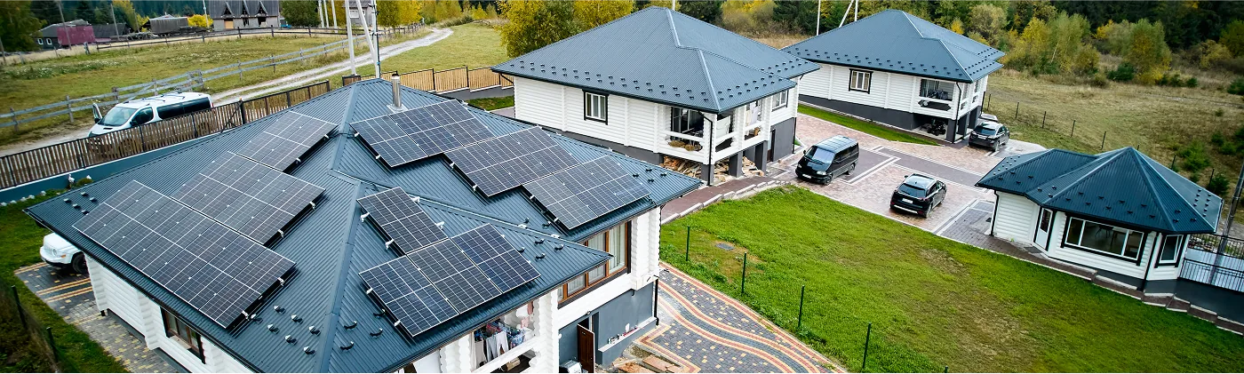 Luftaufnahme von Einfamilienhäusern mit Solaranlagen auf den Dächern