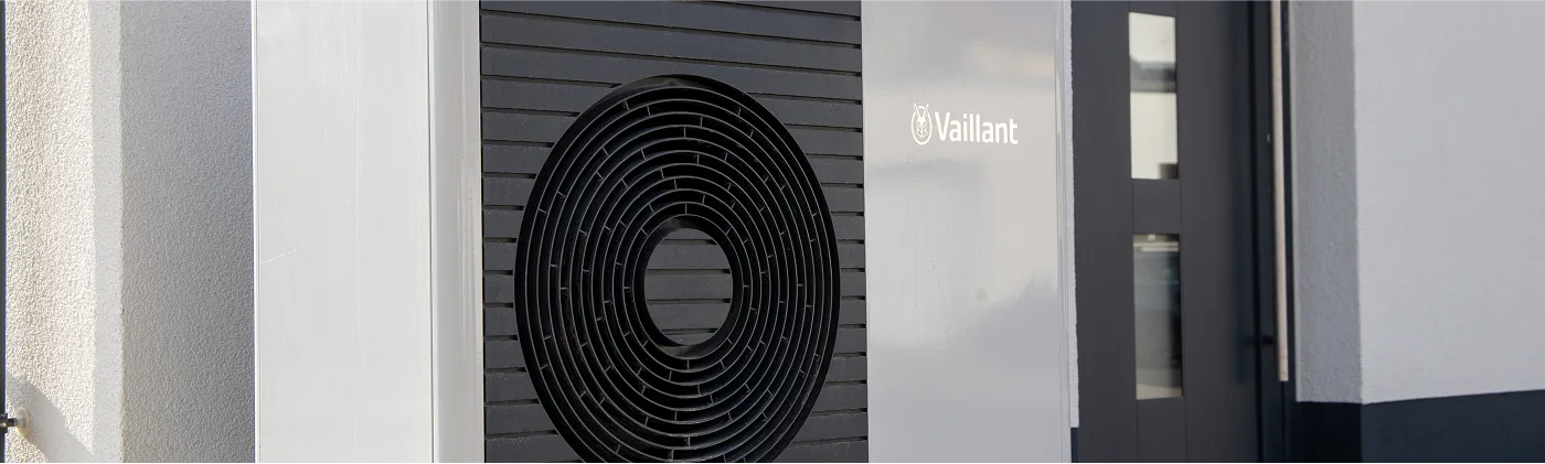 Außeneinheit einer Wärmepumpe mit Ventilator an der Hauswand