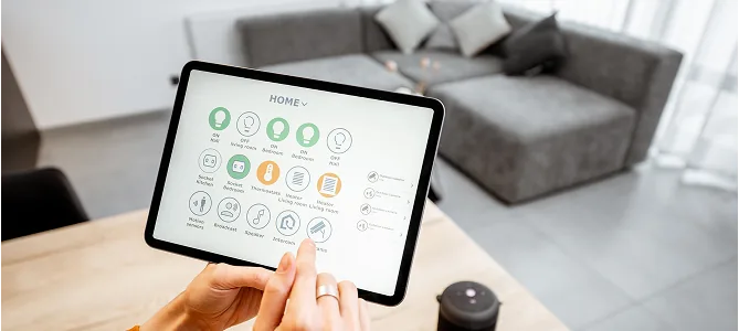Hände bedienen eine Smart-Home-App auf dem Tablet