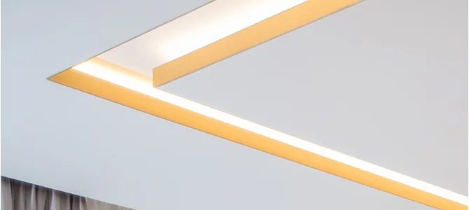 Indirekte LED-Lichtleiste in einer abgehängten Decke