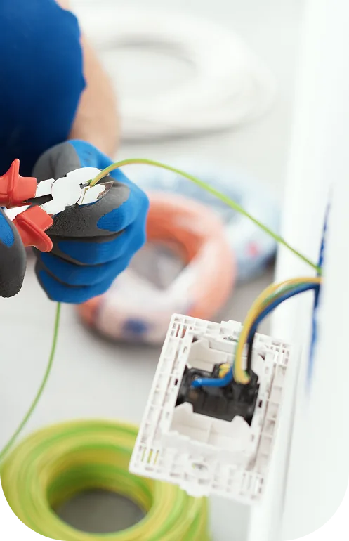 Elektriker schließt Leitungen an eine Unterputzdose an